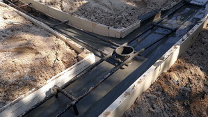 Далее мы создаем опалубку для ограничения жидкого бетона и заливаем его в один уровень с горизонтом